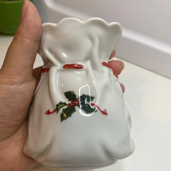 Vintage Lefton Hand Painted Christmas Holly Vases 03728 Bag Shaped 4 Inch Tall - Picture 4 of 9